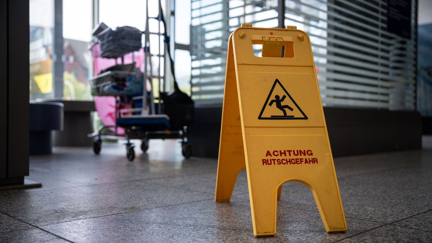 Derzeit sind sämtliche Klassenzimmer im Erdgeschoss und ersten Stock nicht nutzbar. (Symbolbild) Foto: Hannes P. Albert/dpa