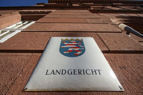 Im Prozess um die Tötung einer 55-jährigen Frau hat die Staatsanwaltschaft eine lebenslange Freiheitsstrafe für das angeklagte V