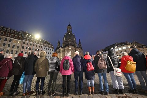 Auch in diesem Jahr wollen Tausende Menschen beim Dresden-Gedenken ein Zeichen gegen Krieg, Gewalt und Zerstörung setzen (Archiv