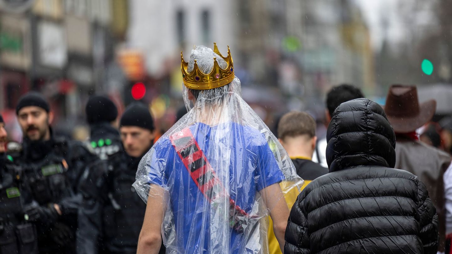 Regencape mit Krone: Die rheinischen Narren mussten an Weiberfastnacht tapfer sein. Foto: Thomas Banneyer/dpa