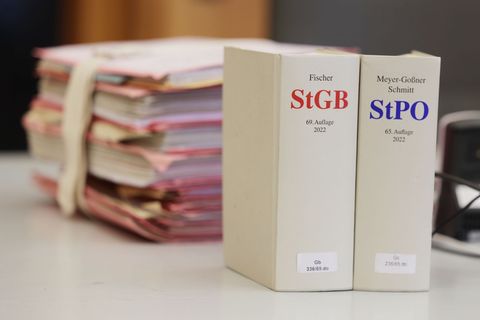 In Bad Homburg wurde vor über einem Jahr eine Frau erstochen, nun begann der Prozess gegen den mutmaßlichen Täter. (Symbolbild)