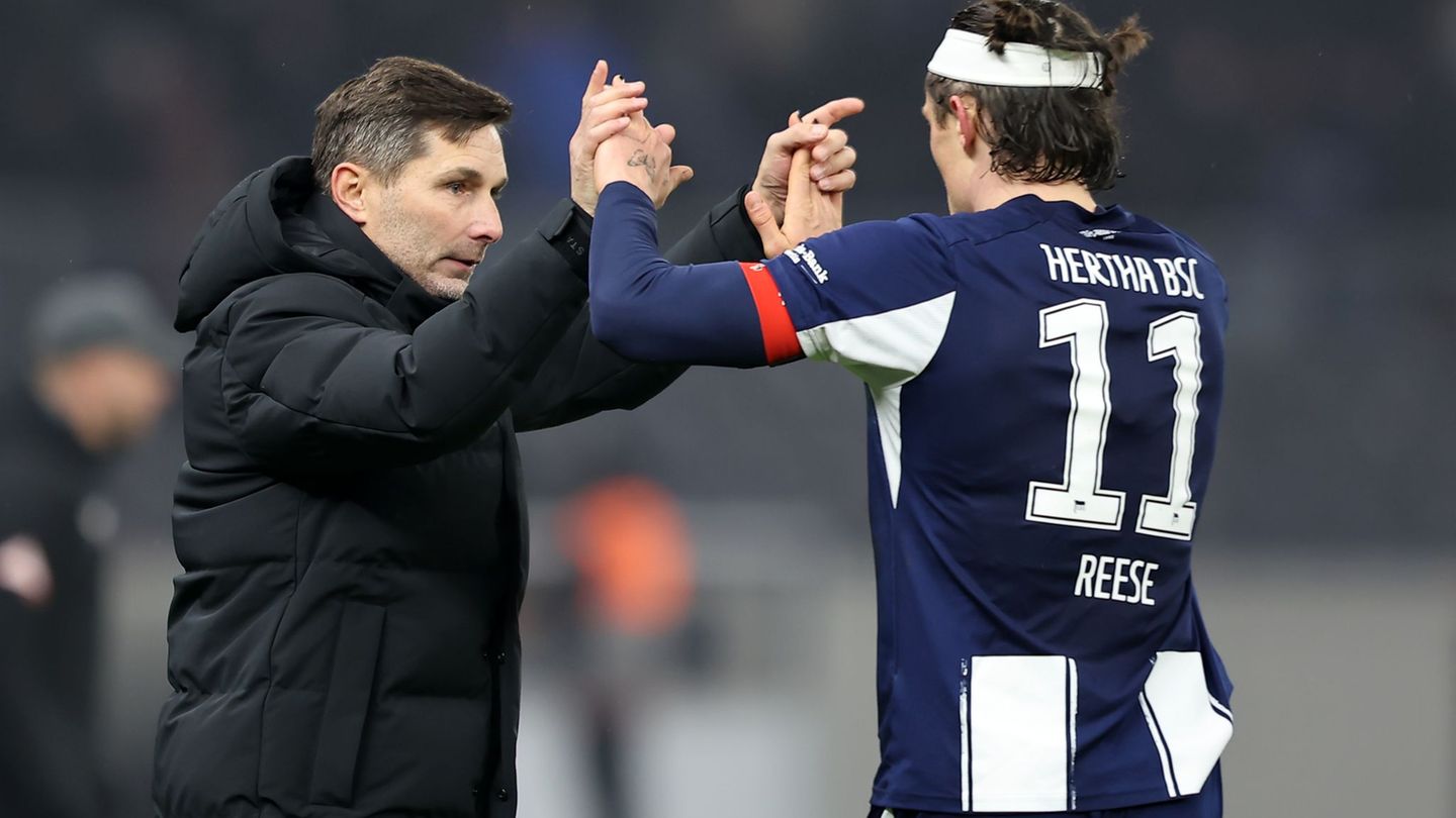 Hertha-Trainer Stefan Leitl und Fabian Reese (r) wollen den Rückenwind aus dem Pokal gegen Hannover mitnehmen. Foto: Andreas Gor