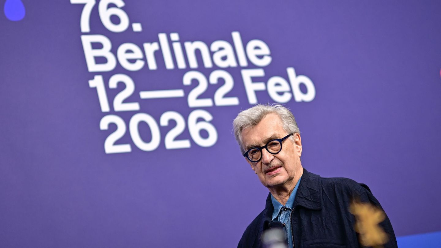 Wim Wenders bei der Jury-Pressekonferenz. Foto: Sebastian Christoph Gollnow/dpa