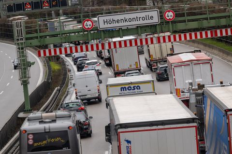 Auf der Autobahn 99 dürfte wegen Ferienstarts in mehreren Bundesländern ohnehin viel Verkehr herrschen. (Archivbild) Foto: Peter