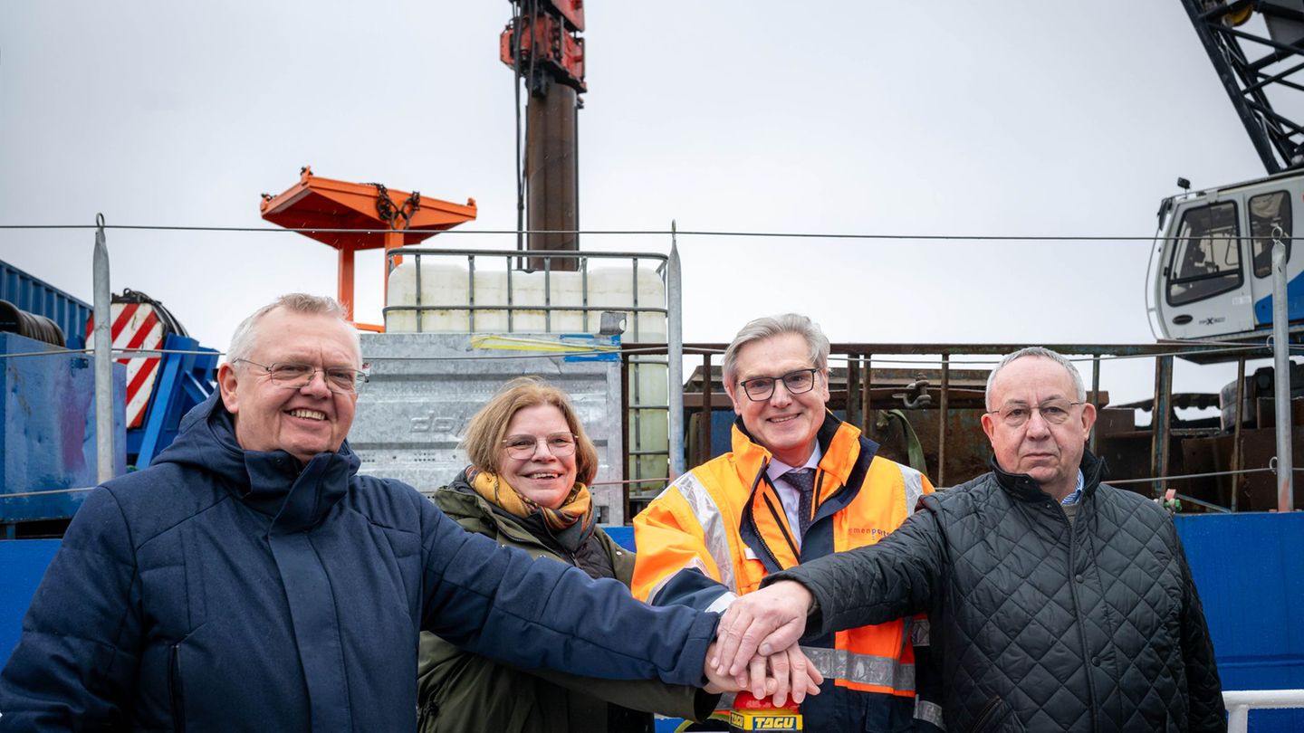 Der Neubau der Nordmole in Bremerhaven hat begonnen. Foto: Sina Schuldt/dpa