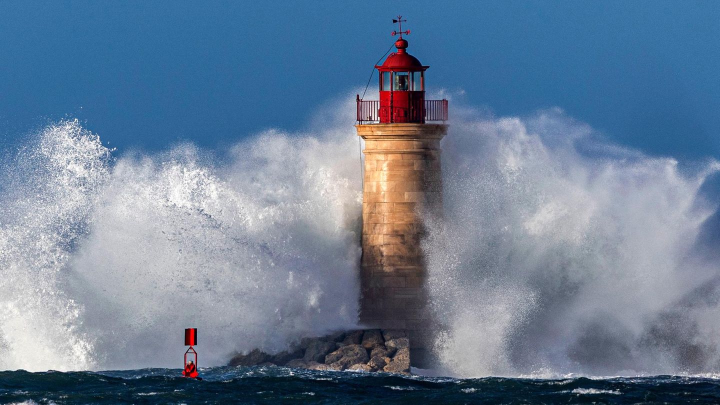 Mallorca, Spanien. Wer auf den Balearen auf milde Frühlingsluft hofft, wird momentan enttäuscht. Denn stattdessen schickt Sturm „Nils“ Orkanböen. Am Leuchtturm von Andratx im Westen der Insel schlagen die Wellen jedenfalls ziemlich hoch.