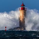 Mallorca, Spanien. Wer auf den Balearen auf milde Frühlingsluft hofft, wird momentan enttäuscht. Denn stattdessen schickt Sturm „Nils“ Orkanböen. Am Leuchtturm von Andratx im Westen der Insel schlagen die Wellen jedenfalls ziemlich hoch.