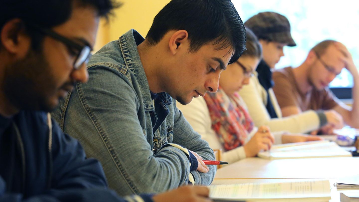 Symbolbild Integrationskurs: Ein Mann lernt deutsch