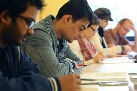 Symbolbild Integrationskurs: Ein Mann lernt deutsch