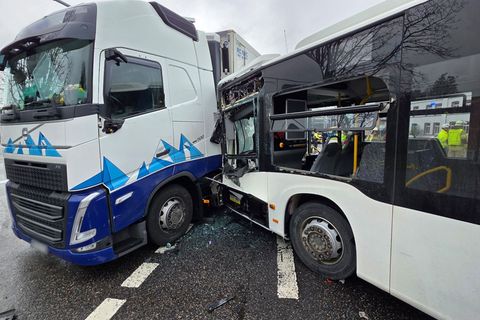 Linienbus stößt mit Lastwagen zusammen: sechs Verletzte. Foto: Guido Schulmann/tv-niederrhein/dpa