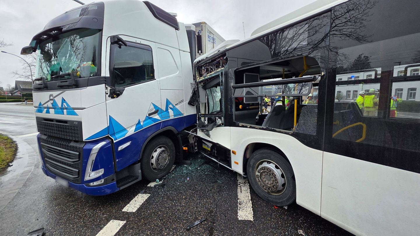 Linienbus stößt mit Lastwagen zusammen: sechs Verletzte. Foto: Guido Schulmann/tv-niederrhein/dpa
