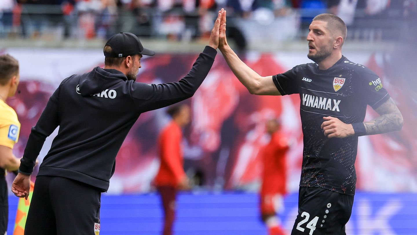 Trainer Sebastian Hoeneß (l) hält viel von seinem Abwehrchef Jeff Chabot (r). (Archivbild) Foto: Jan Woitas/dpa