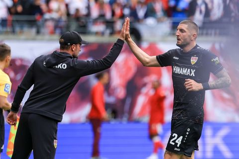 Trainer Sebastian Hoeneß (l) hält viel von seinem Abwehrchef Jeff Chabot (r). (Archivbild) Foto: Jan Woitas/dpa