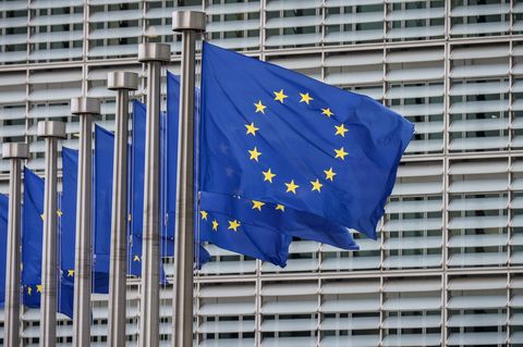 Fahnen wehen vor dem Gebäude der EU-Kommission in Brüssel