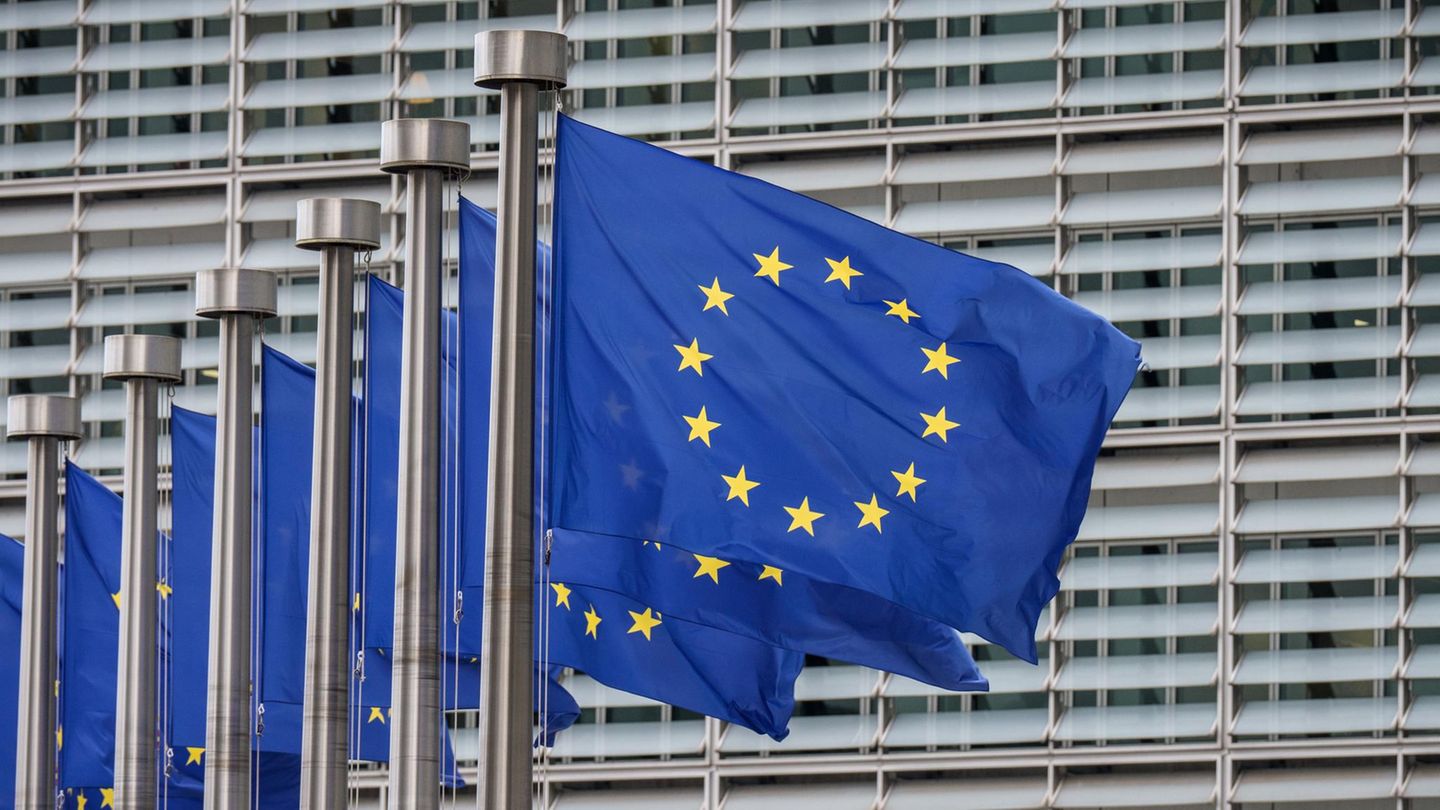 Fahnen wehen vor dem Gebäude der EU-Kommission in Brüssel
