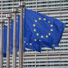 Fahnen wehen vor dem Gebäude der EU-Kommission in Brüssel