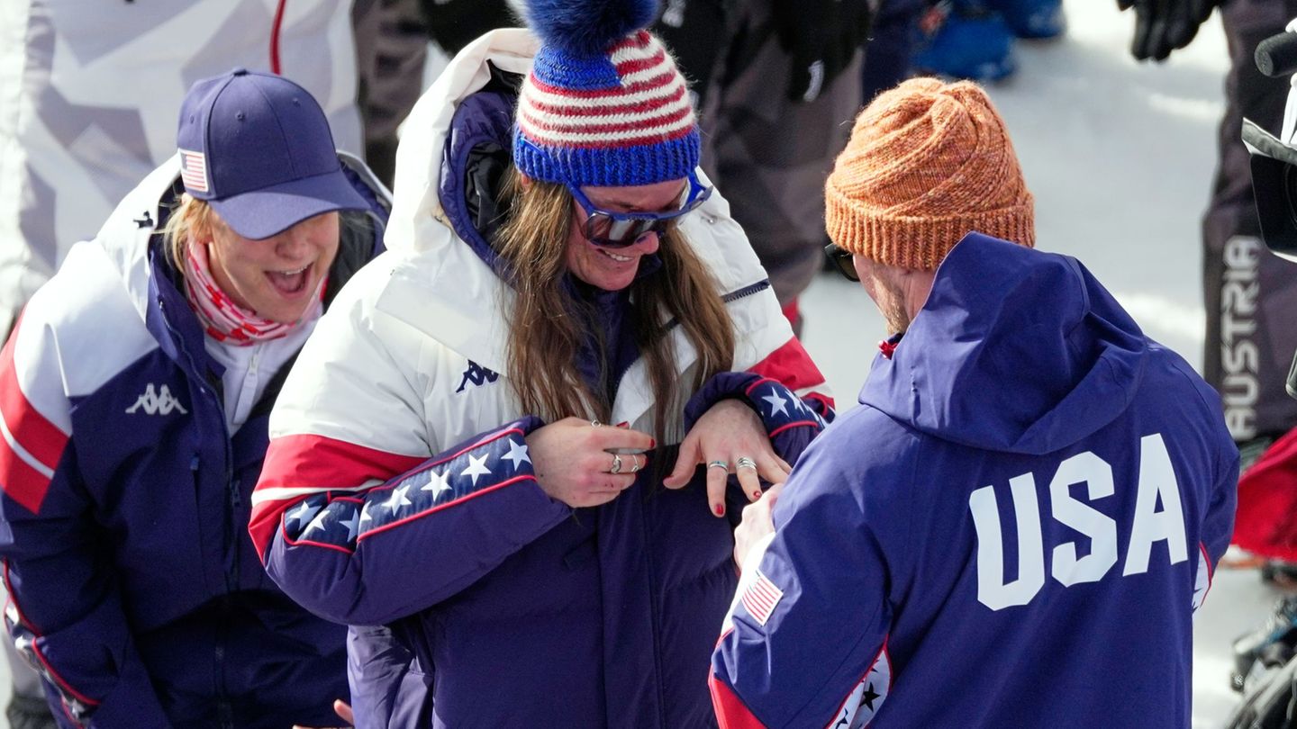 Verlobung im Zielbereich: Breezy Johnson mit ihrem Freund Connor Watkins. Foto: Andy Wong/AP/dpa