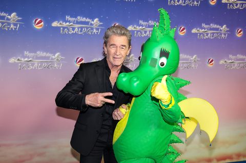 Peter Maffay, Musiker und der von ihm mit geschaffene grüne Drache Tabaluga Foto: Gerald Matzka/dpa