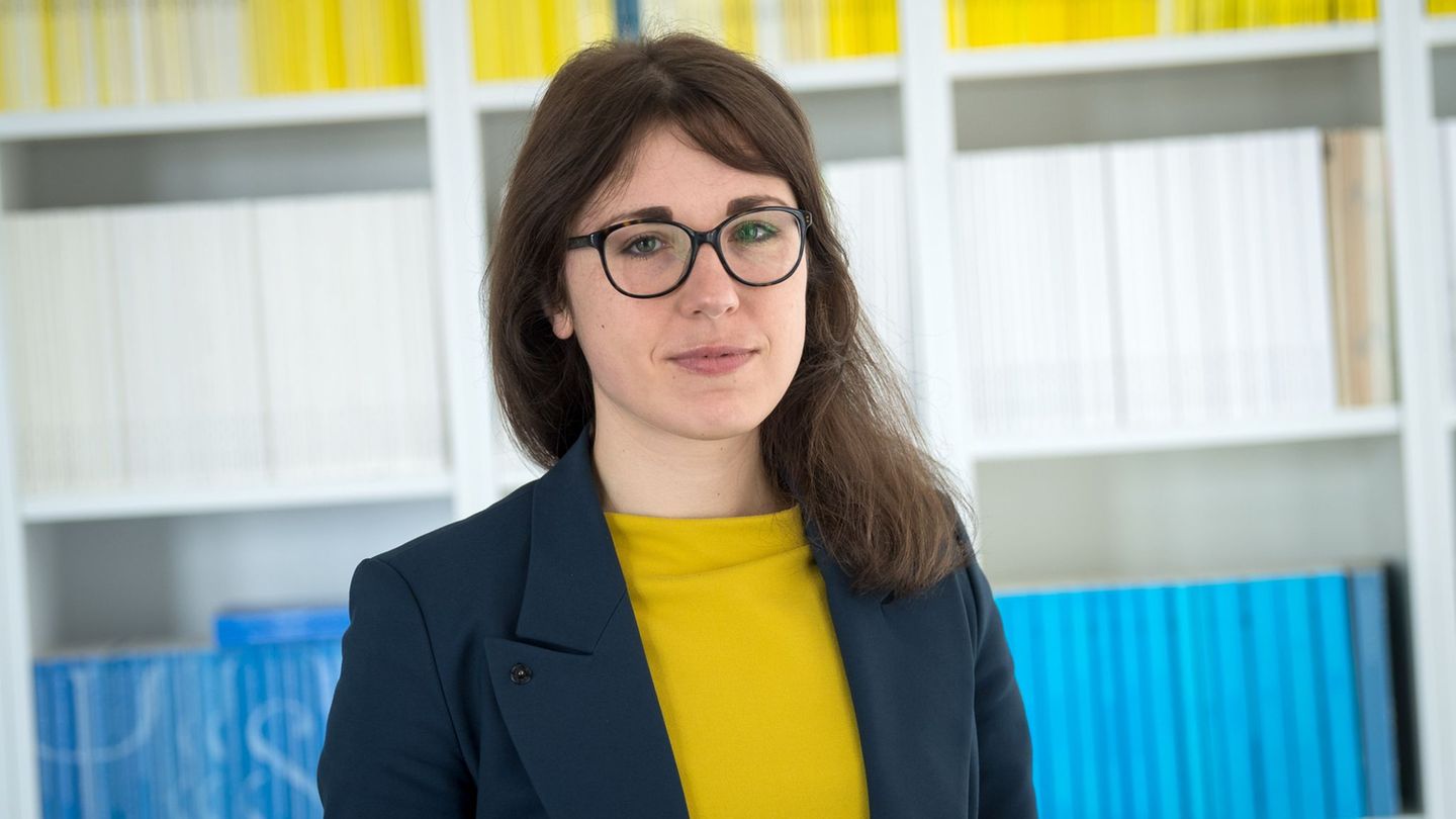 Die Anwältin legt ihr Amt als stellvertretendes Mitglied des Staatsgerichtshofs nieder. (Archivbild) Foto: Sina Schuldt/dpa