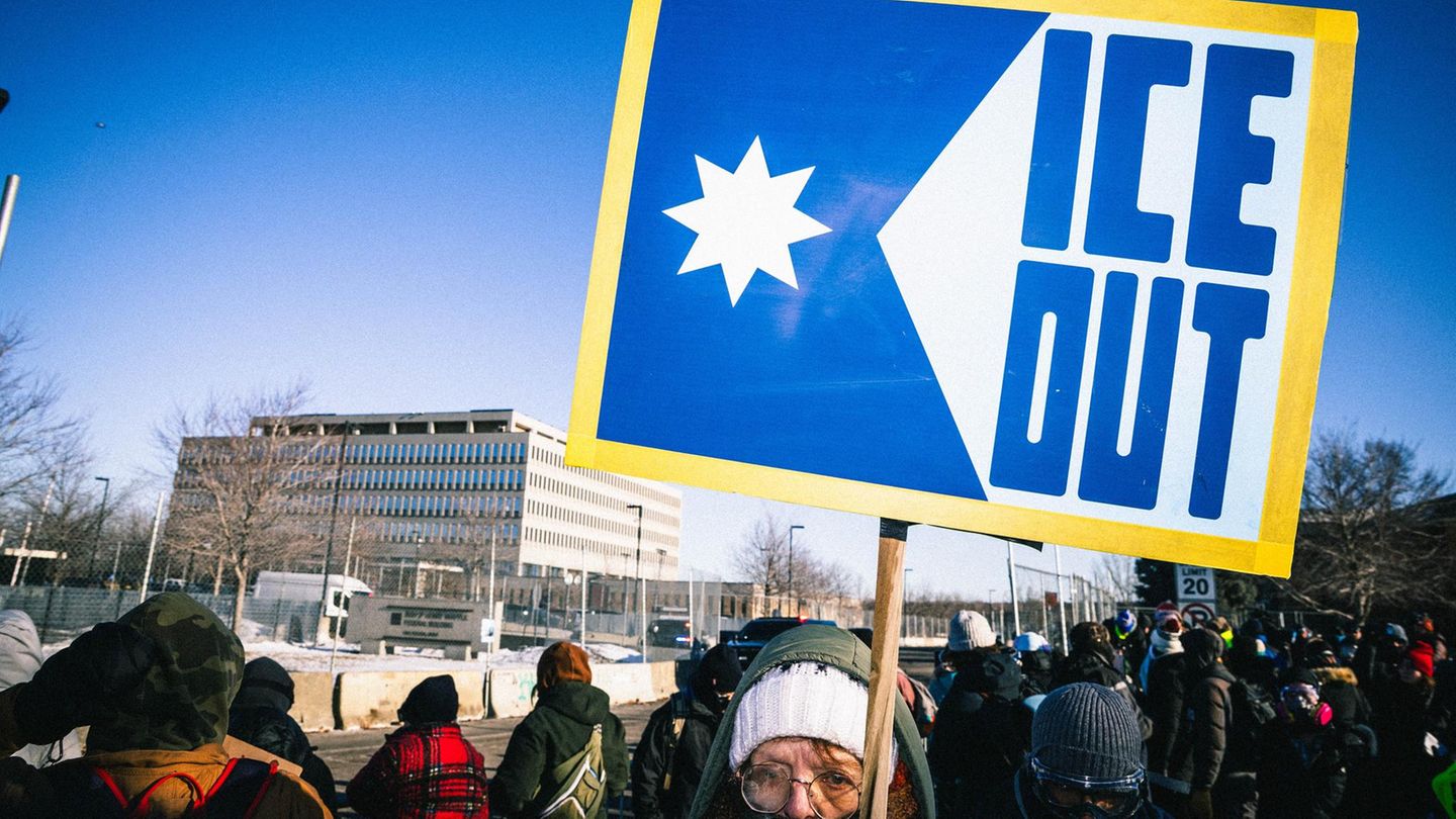 Demonstration gegen ICE in Minneapolis, Minnesota. Auf einem Schild steht: "ICE OUT"