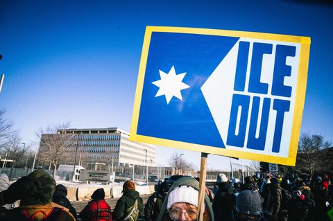 Demonstration gegen ICE in Minneapolis, Minnesota. Auf einem Schild steht: "ICE OUT"