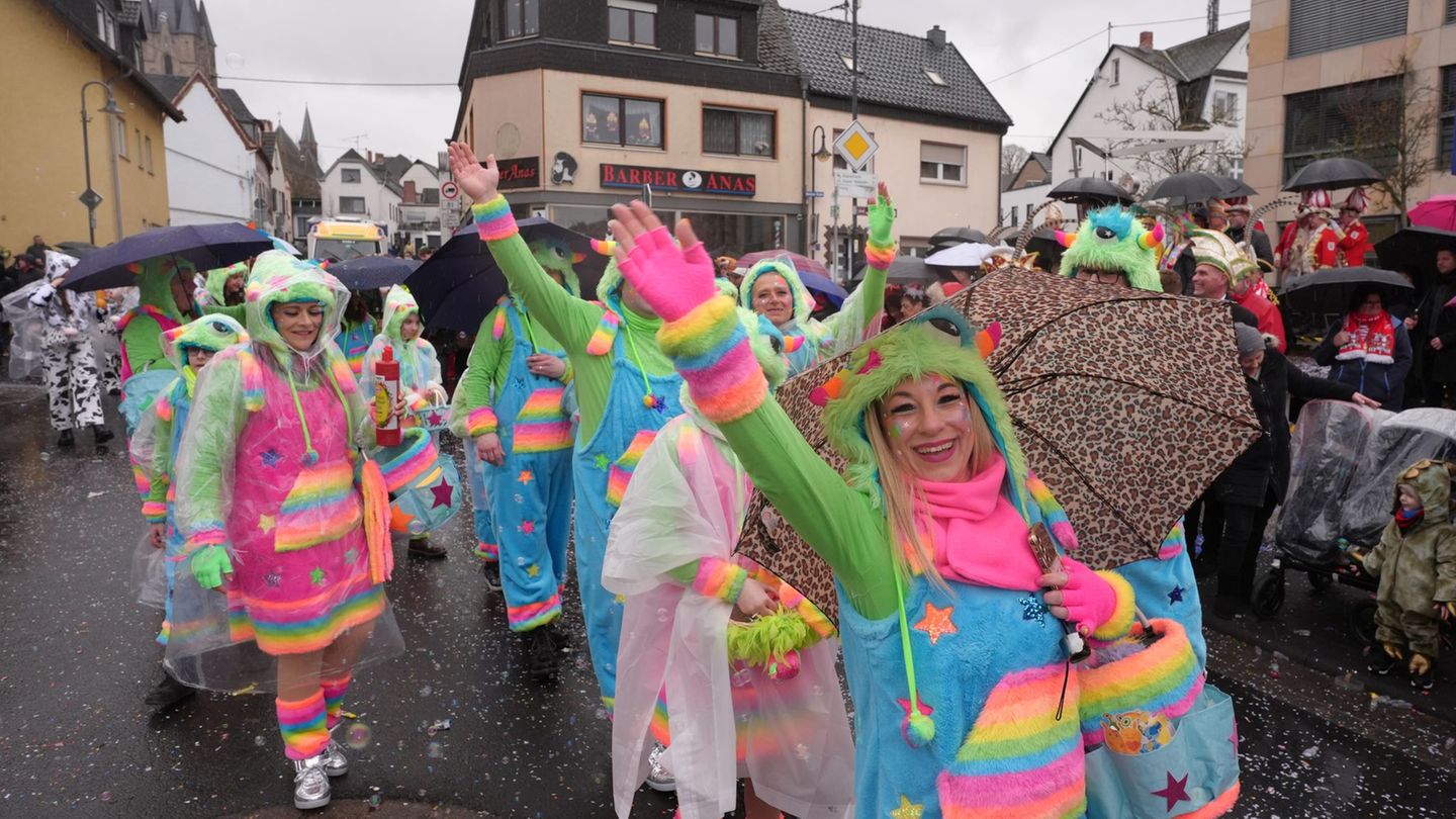 Zum traditionellen Möhnen-Umzug in Mülheim-Kärlich geht's um 14.11 Uhr los. Foto: Thomas Frey/dpa