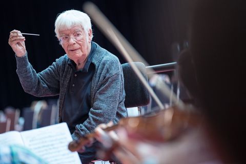 Rilling arbeitete und dirigierte leidenschaftlich, perfektionistisch, er war ruhelos und zurückhaltend.(Archivbild) Foto: pictur