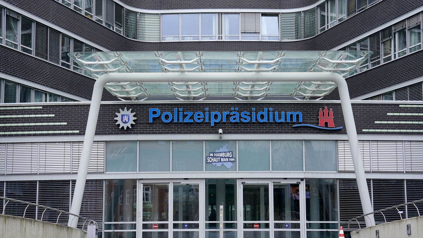 Innensenator Andy Grote hat die neue Kriminalstatistik im Hamburger Polizeipräsidium vorgestellt. (Archivbild) Foto: Marcus Bran