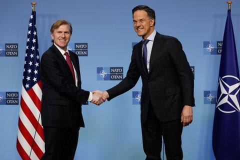 Schlug an der Seite von Nato-Generalsekretär Mark Rutte überraschend versöhnliche Töne an: US-Verteidigungsstaatssekretär Elbrid