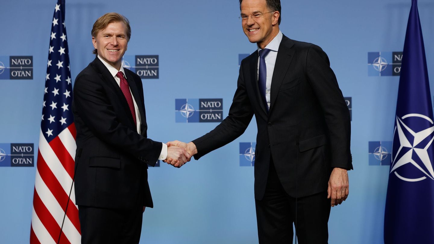 Schlug an der Seite von Nato-Generalsekretär Mark Rutte überraschend versöhnliche Töne an: US-Verteidigungsstaatssekretär Elbrid