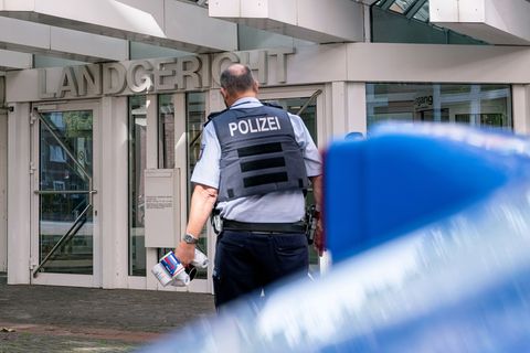 Vor dem Landgericht Münster gab es Urteile zu Zwangsprostitution mit jungen Mädchen. (Archivbild) Foto: Guido Kirchner/dpa