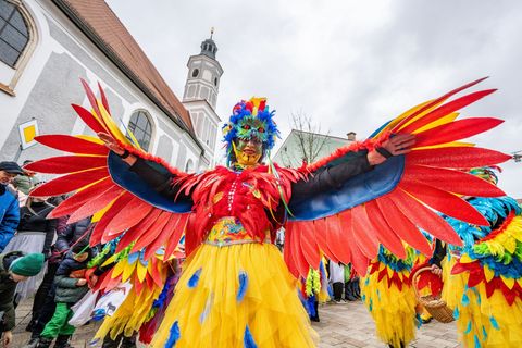 Fantasievolle Kostüme sind beim Chinesenfasching zu sehen. Foto: Armin Weigel/dpa