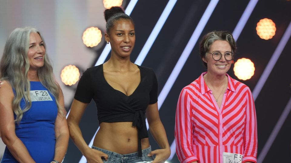 GNTM 2026: Schriftstellerin Ildikó von Kürthy (pinkes Kleid) gehört zu den Bewerberinnen