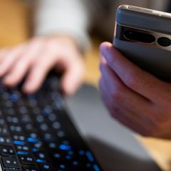 Die Polizei warnt vor unseriösen Anlagenangeboten im Internet. (Symbolbild) Foto: Monika Skolimowska/dpa