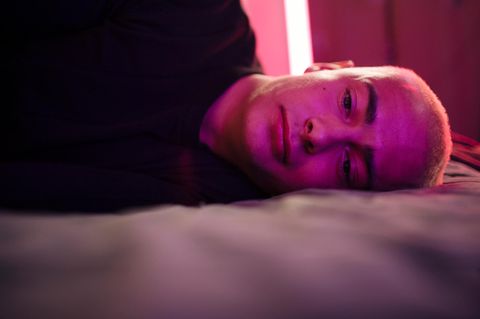 Ein einsamer Mann liegt auf dem Bett, ohne Drogen und ohne Date