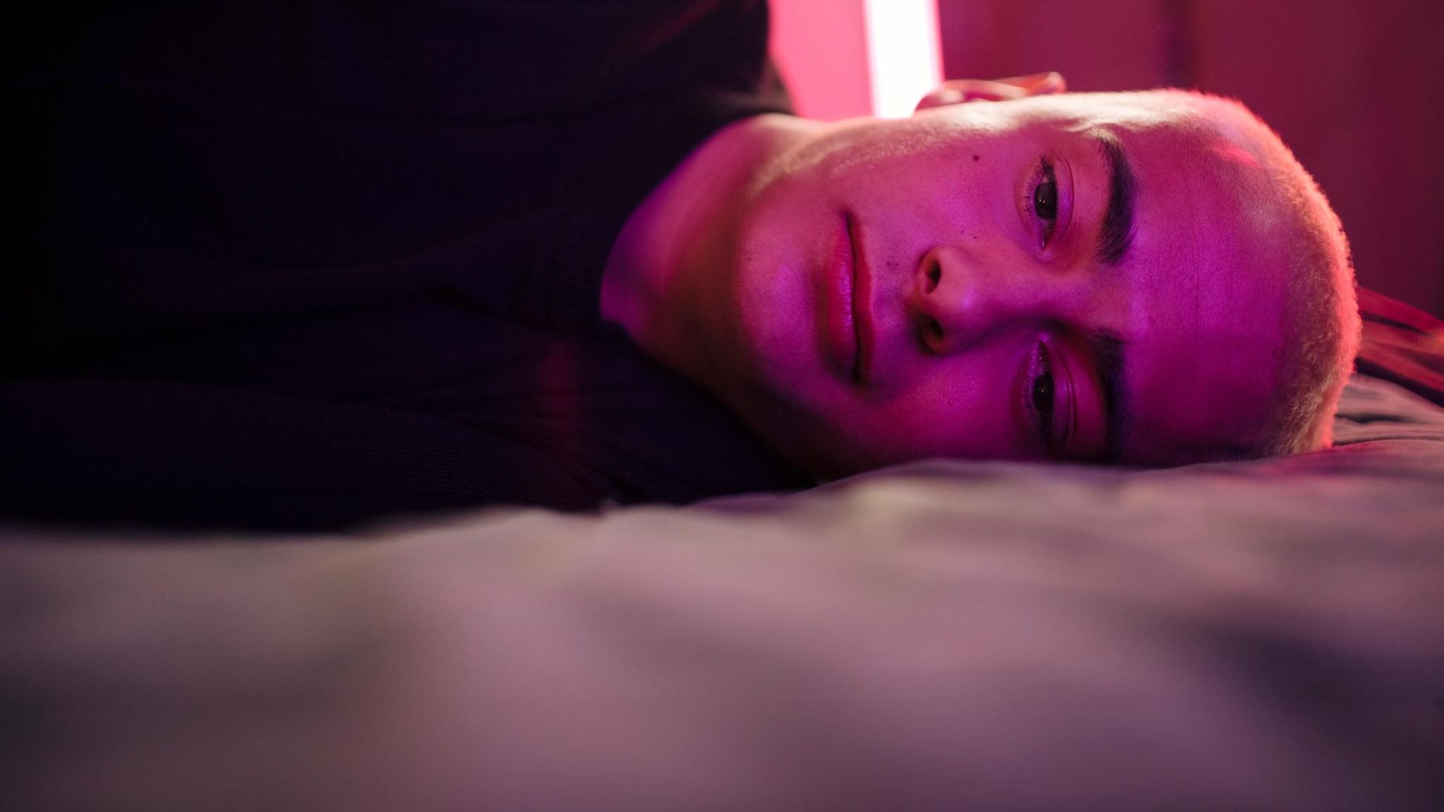 Ein einsamer Mann liegt auf dem Bett, ohne Drogen und ohne Date