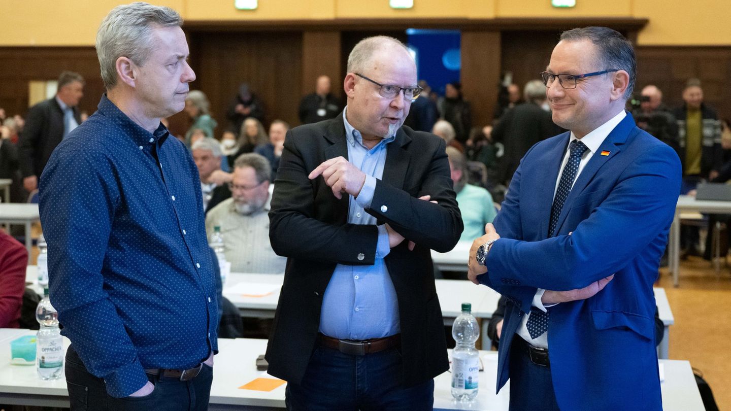 Mit dem sächsischen Landtagsabgeordneten, Roberto Kuhnert (Mitte), teilt sich der AfD-Vorsitzende, Tino Chrupalla (rechts), zwei