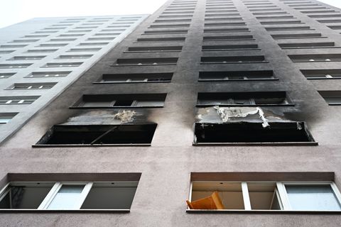 Der Qualm zog auch weit die Fassade hoch. Foto: Markus Lenhardt/dpa