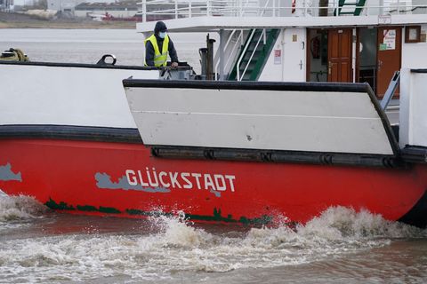 Nach einer Unterbrechung wegen Eisgangs fährt die Elbfähre wieder zwischen Glückstadt und Wischhafen. (Archivbild) Foto: Marcus