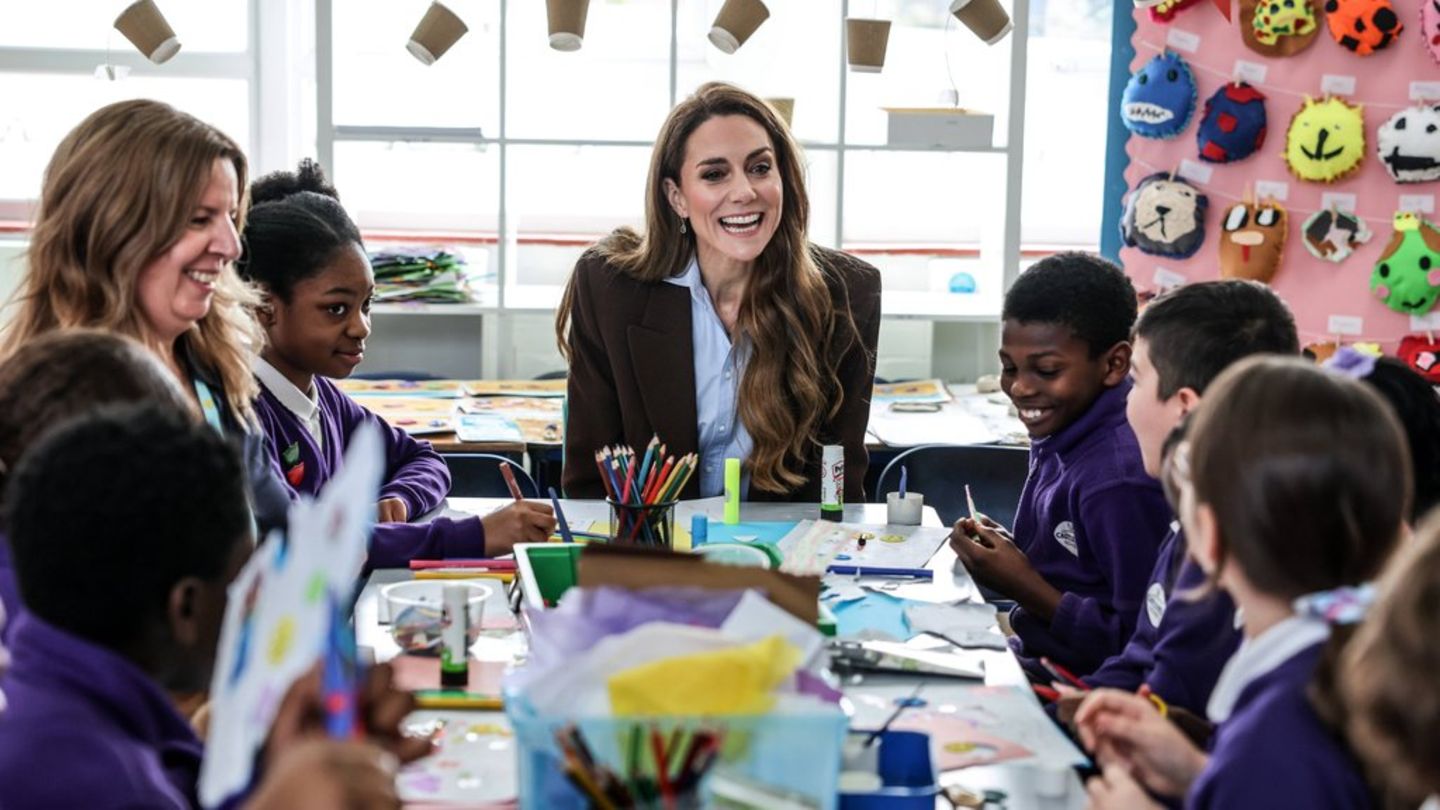 Prinzessin Kate legte mit den Schülerinnen und Schülern auch eine kleine Kunstübung ein.