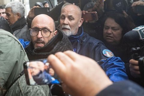 „Mein Sohn ist tot”: Wütende Brandopfer-Angehörige schreien Barbetreiber an