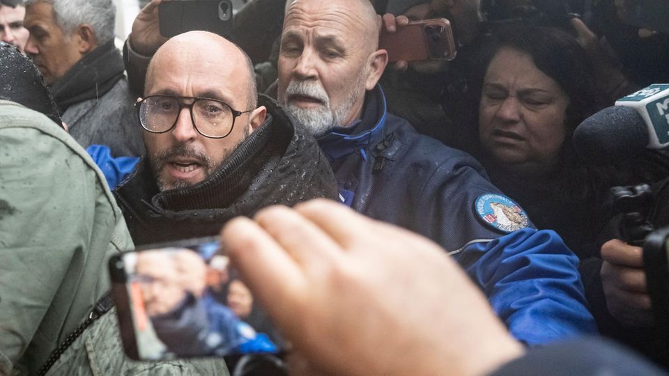 „Mein Sohn ist tot”: Wütende Brandopfer-Angehörige schreien Barbetreiber an