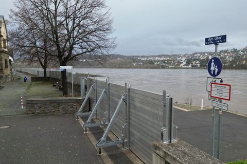 Viele Koblenzer kennen sie längst: Die mobile Hochschutzmauer, die bei stärker steigenden Flusspegelständen errichtet wird. (Arc