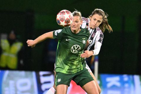 Wolfsburgs Alexandra Popp (l) wird von Juventus-Spielerin Emma Stölen Godö bedrängt. Foto: Swen Pförtner/dpa