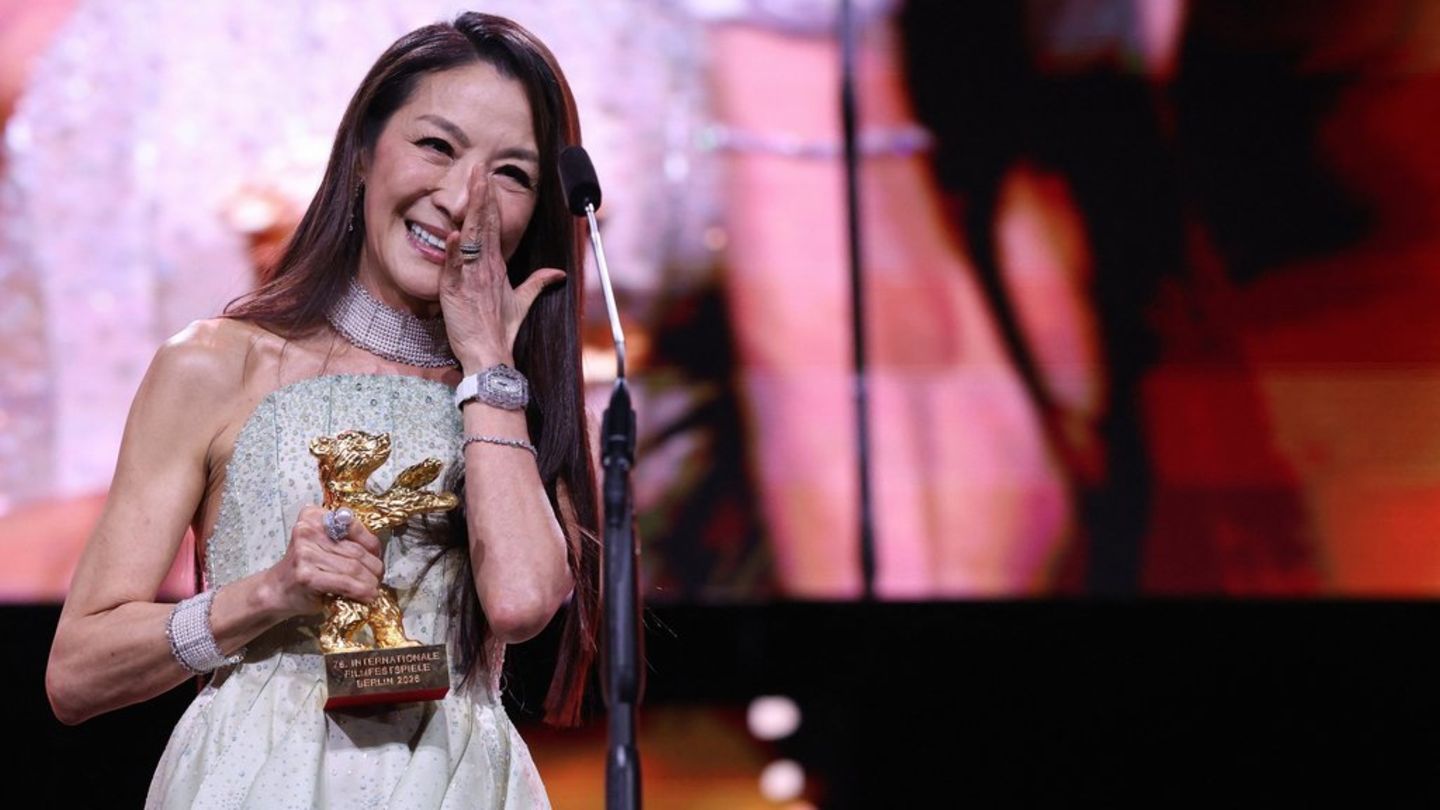 Michelle Yeoh wurde auf der Bühne emotional.