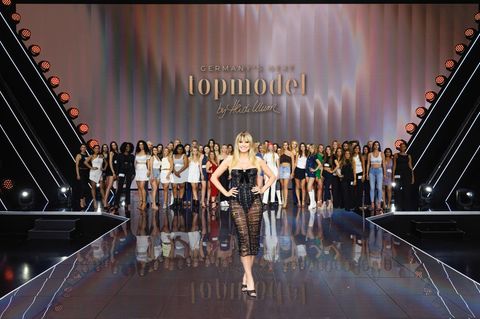 Mehrere hundert Model-Anwärterinnen sind zum offenen Casting gekommen. Foto: Daniel Graf/ProSieben/dpa