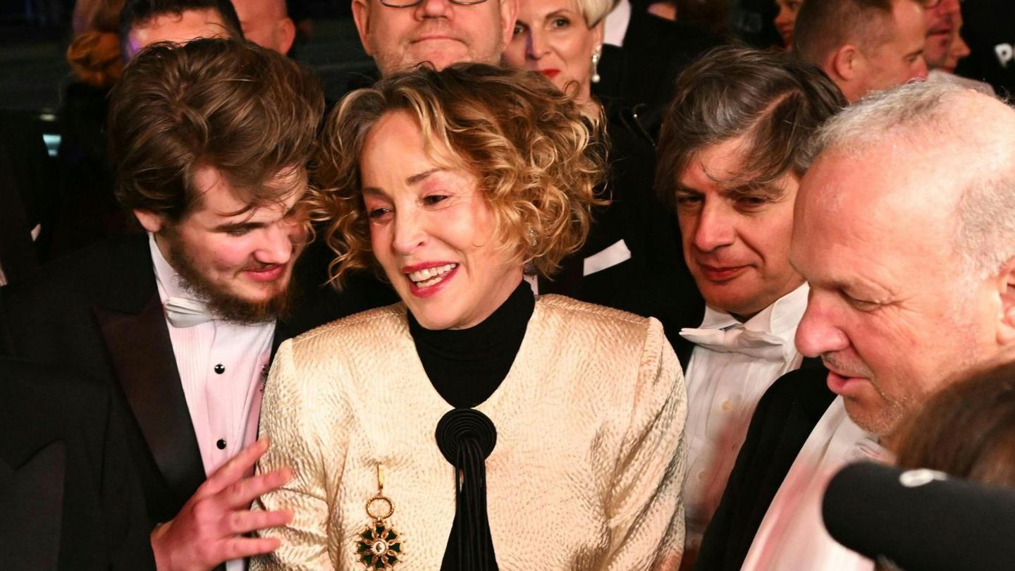 US-Schauspielerin Sharon Stone (M) und Karl Guschlbauer (r) kommen beim 68. Wiener Opernball in der Wiener Staatsoper an