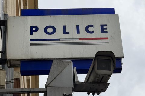 An einem Kommissariat in Frankreich hängt ein Schild mit der Aufschrift Polizei