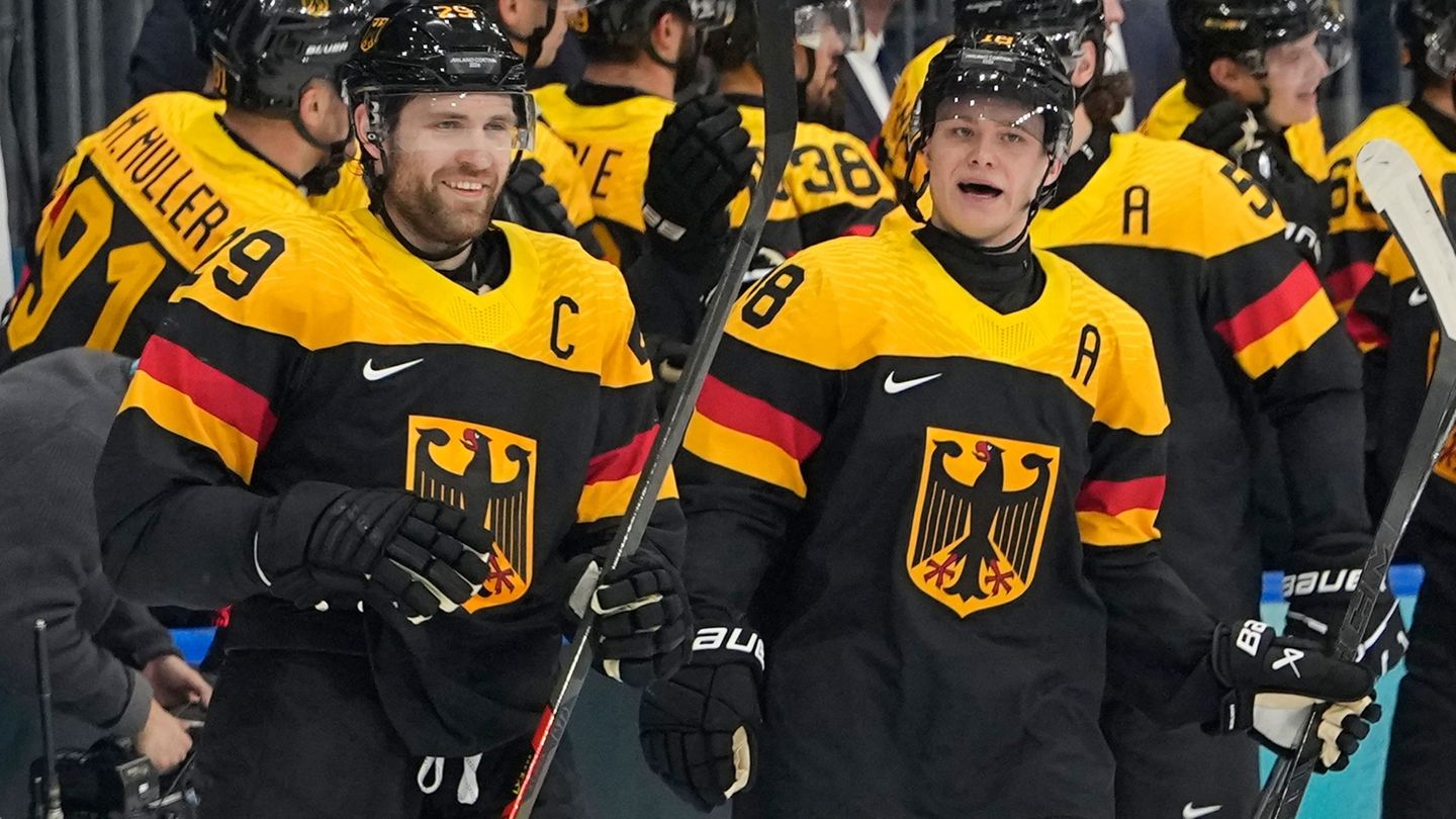 Leon Draisaitl und Tim Stützle führen Deutschlands Eishockey-Team zum Sieg gegen Dänemark Foto: Hassan Ammar/AP/dpa