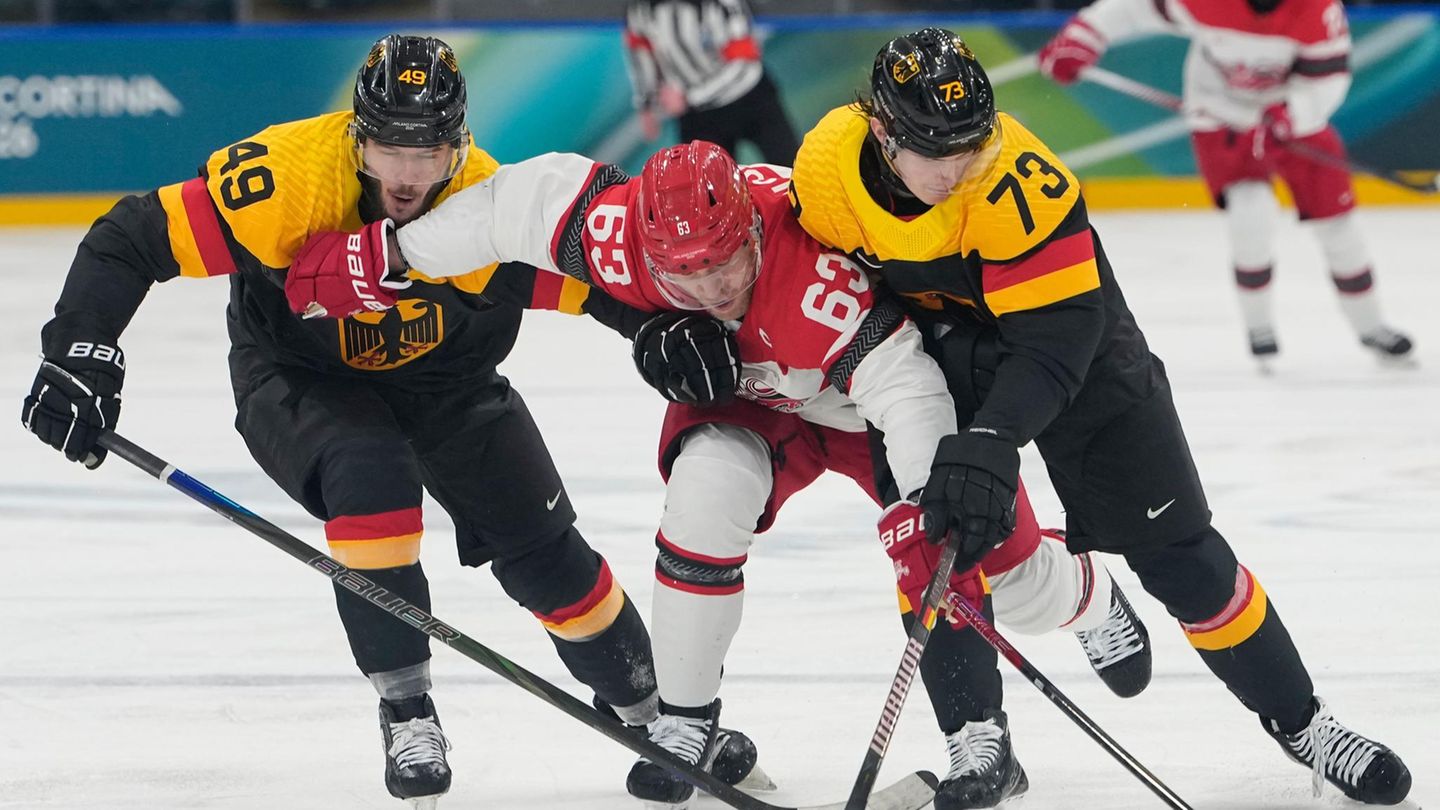 Dänemarks Patrick Russell (M) kämpft mit Lukas Reichel (r) und Lukas Kalble (beide Deutschland) um den Puck